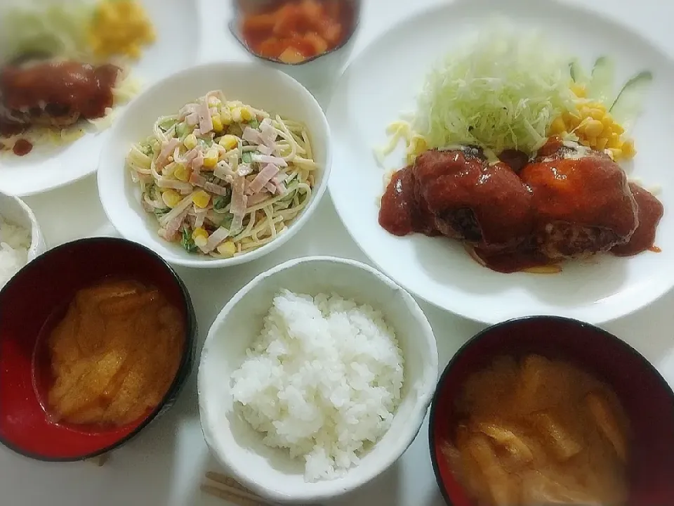 Snapdishの料理写真:夕食(*^^*)長女作🎵
ハンバーグ&サラダ🥗
スパサラ
オイキムチ
お味噌汁(ハスイモ、油揚げ)|プリン☆さん