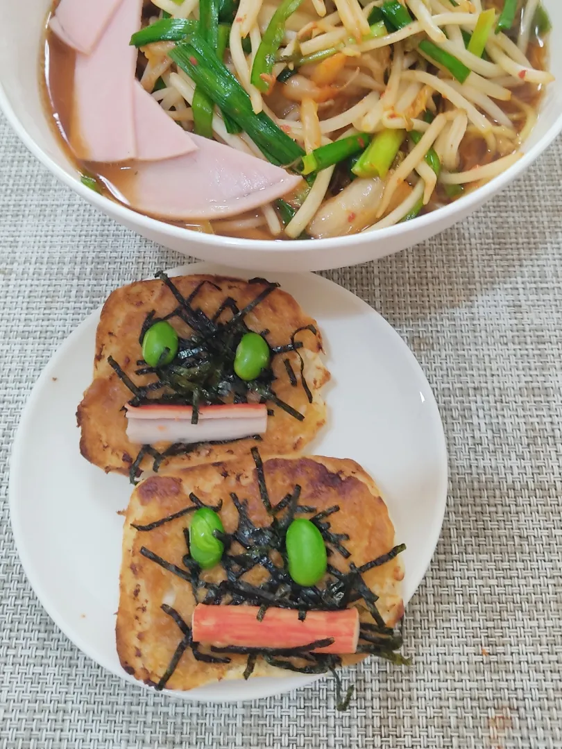 マヨネーズ味噌海苔パンの判定

マヨネーズと海苔と具は同じで、違いはベースが味噌か醤油か。
さて、どっちが美味しいのか？
私の判定は...圧倒的に醤油の勝利！
醤油のやや焦げた香りは最強です。|Rピージャーさん