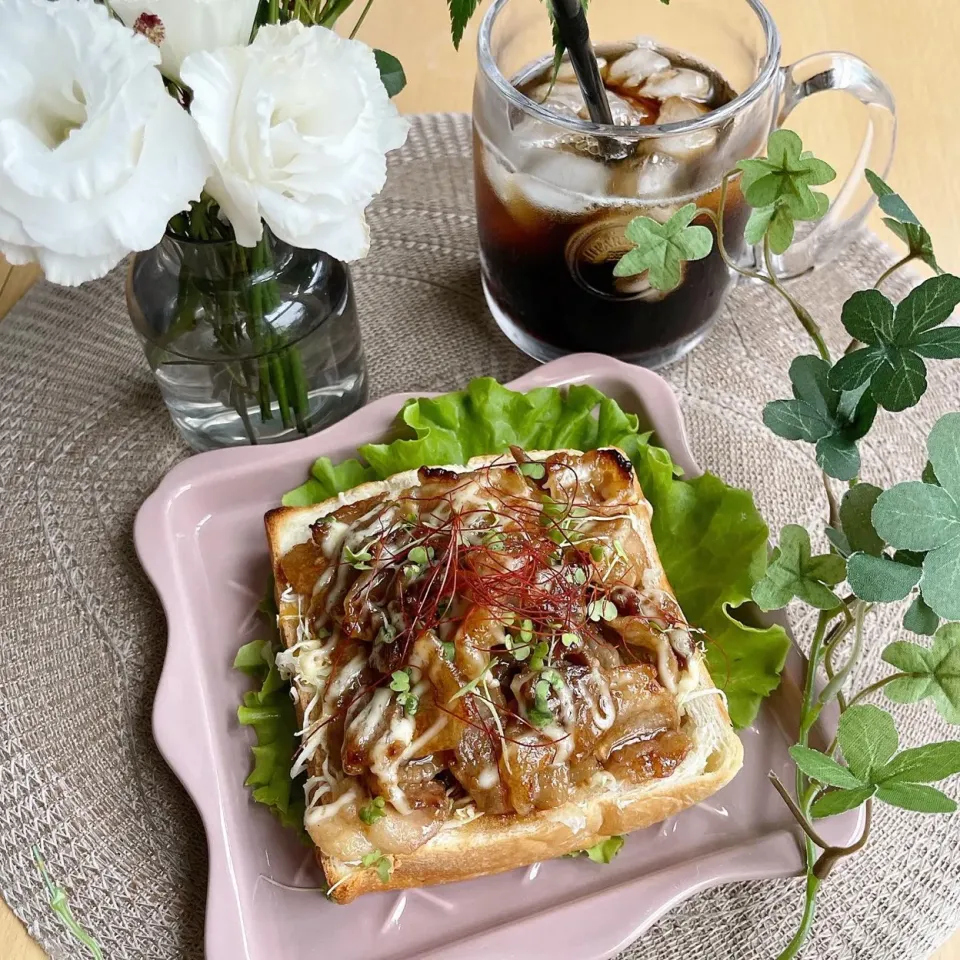 Snapdishの料理写真:9/24❤︎豚バラ焼肉オープントーストサンド🌱✨
・乃が美食パン
・豚バラ焼肉
・スライスチーズ
・千切りキャベツ
・辛子マヨネーズ|Makinsさん