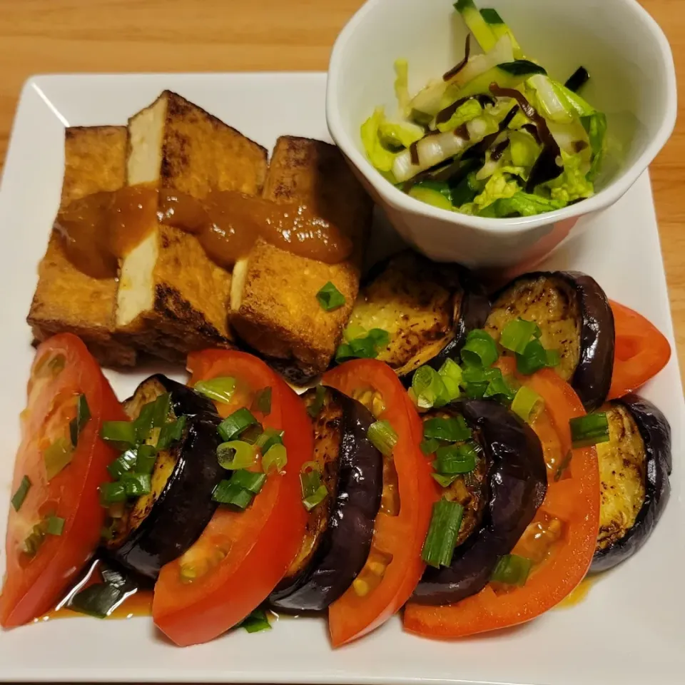 トマトと焼き茄子のポン酢しょうゆ
厚揚げの梅味噌がけ|エムさんの台所さん