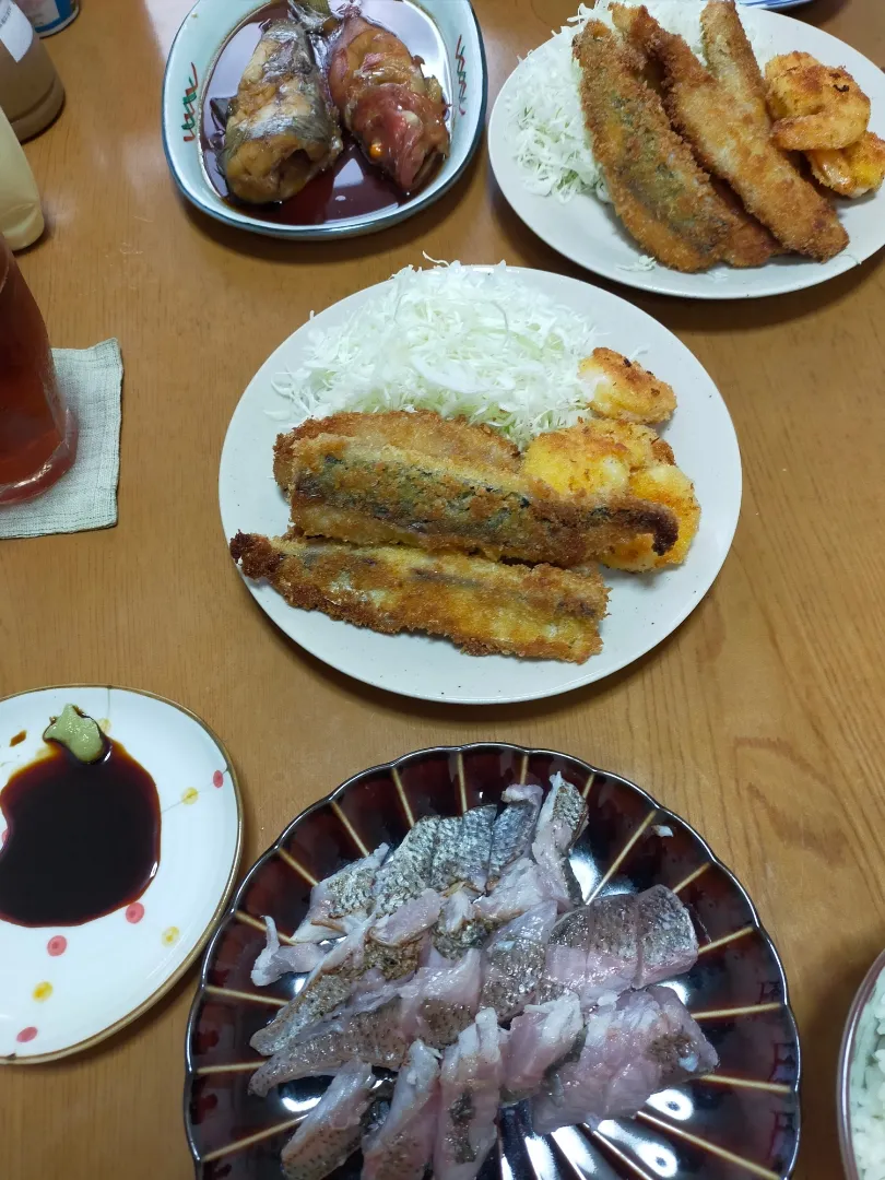 鴨川で釣った魚で美味しく料理しました。クロムツの炙りは脂がのっててめちゃくちゃ美味かった😉クロムツやカサゴの煮付け、アジフライも美味かった|フージさん