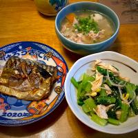 焼き塩鯖と、小松菜と鶏ささみと、もやしの胡麻和えと、豚汁