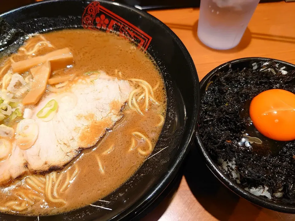 【9/27までの期間限定店舗】
金澤濃厚中華そば 神仙
東京ラーメンストリート店
濃厚中華そば (950円、
麺のかたさ/ふつう)
＋岩のりご飯 (350円)
@東京1分
22204|大脇さん