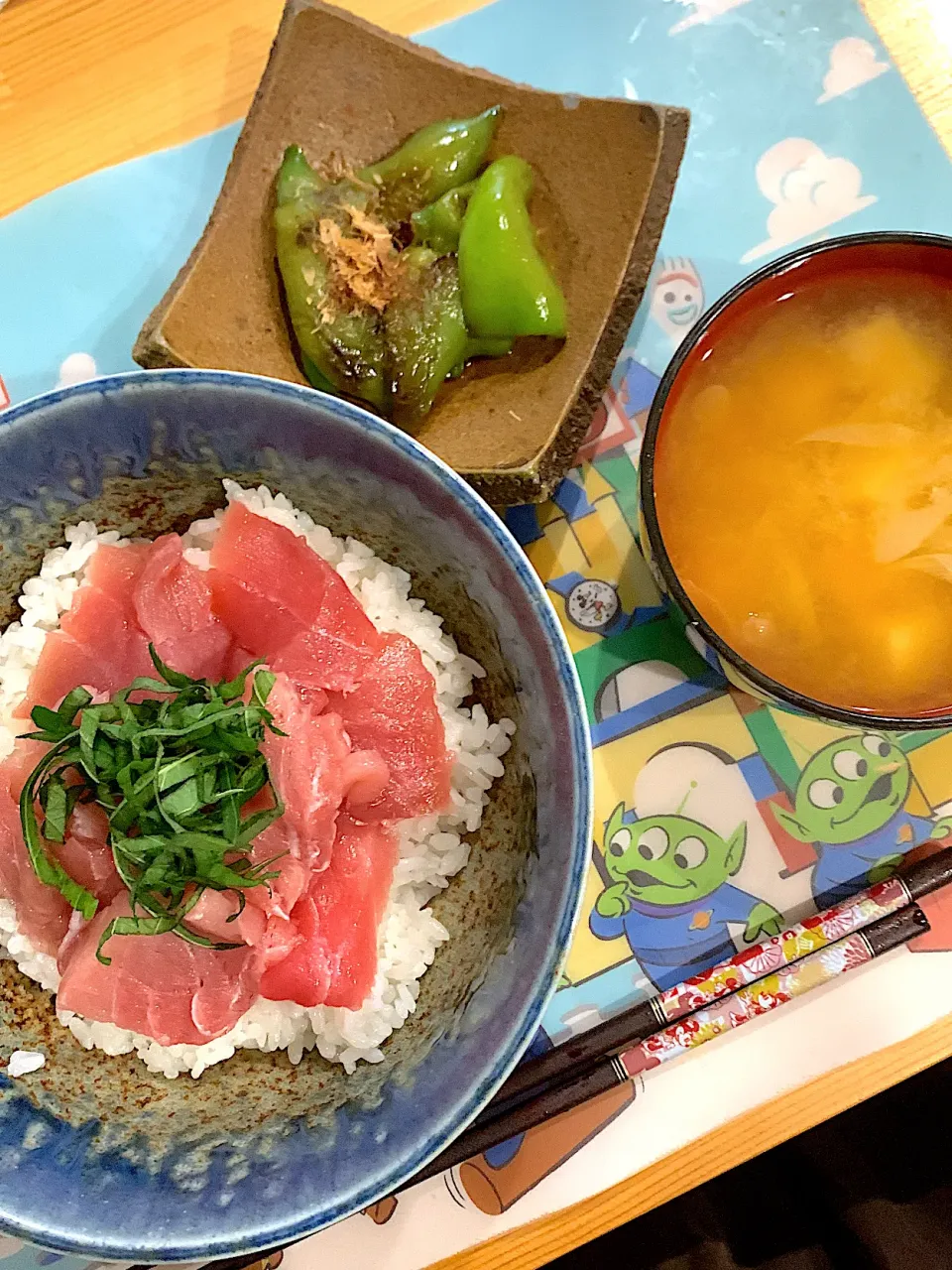 Snapdishの料理写真:・鉄火丼　・タモさんのピーマン　・お味噌汁|ぺろたんさん