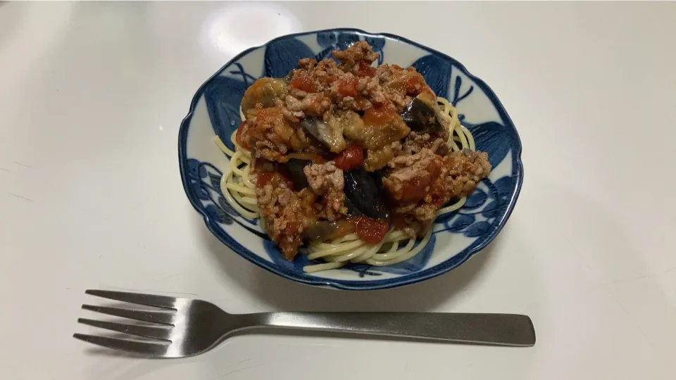 今日は簡単手抜きご飯です。揚げ茄子とひき肉のトマトパスタ。|Saharaさん