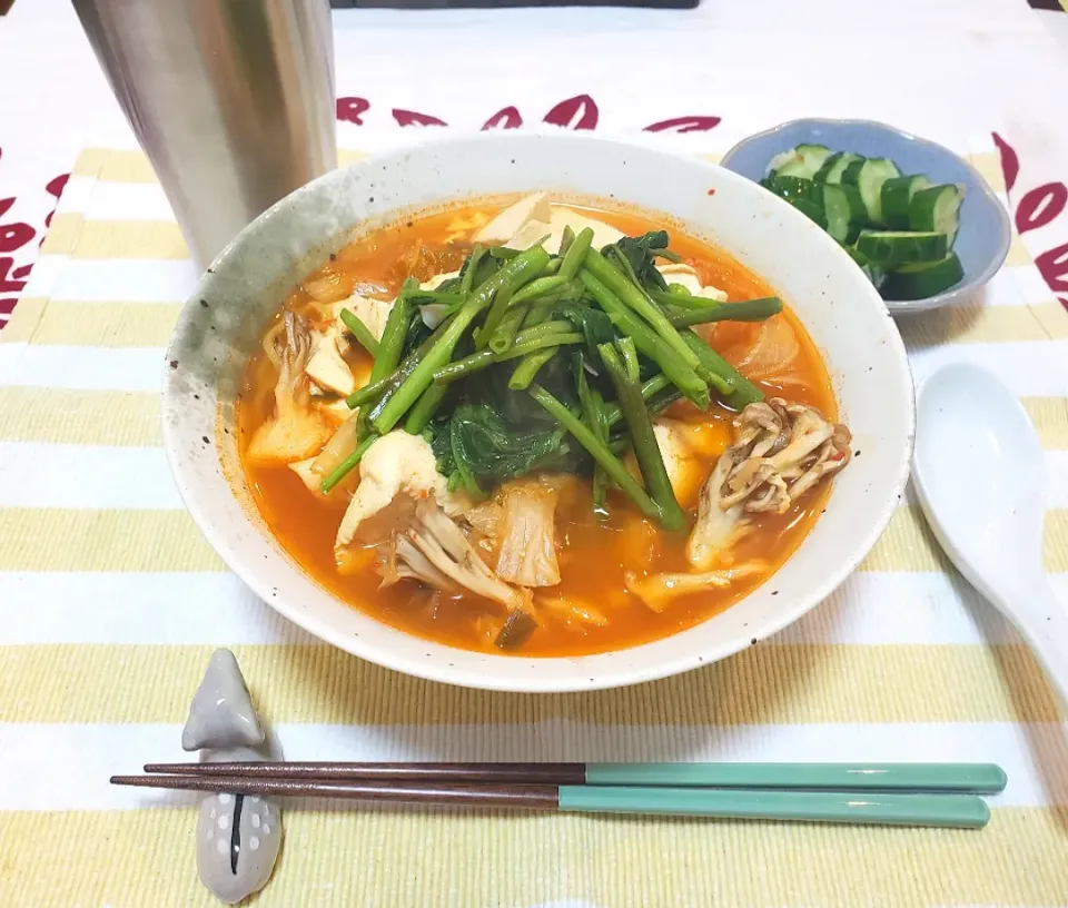 ひとり暮らしの夜ご飯
スンドゥブラーメンに空芯菜|keeijnsさん