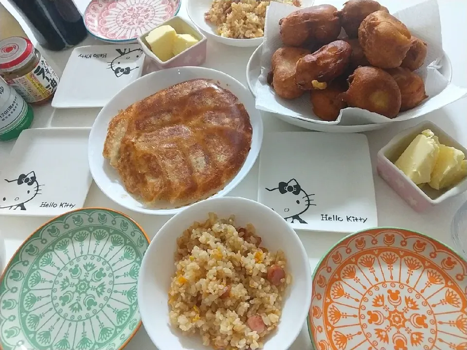 夕食(*^^*)
チャーハン
肉ギョウザ🥟
揚げじゃがバター
大学いも|プリン☆さん