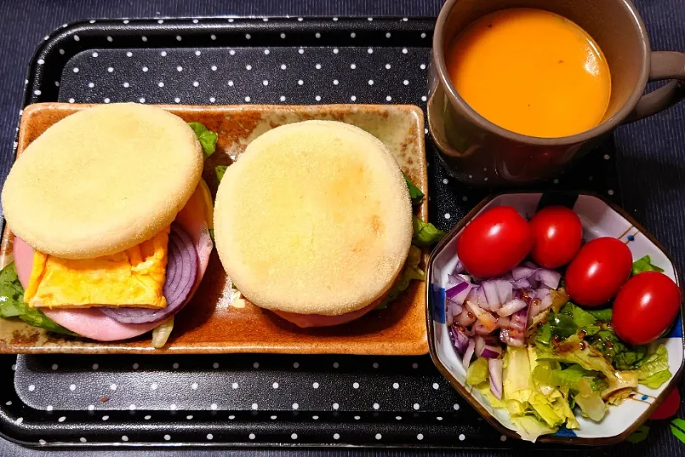 Snapdishの料理写真:今日の朝ごはん（イングリッシュマフィンサンドに、サラダ、海老のビスク）|Mars＠釜飯作り研究中さん