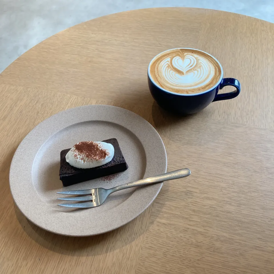 Snapdishの料理写真:チョコテリーヌとカフェラテ☕️|ちゃみこさん