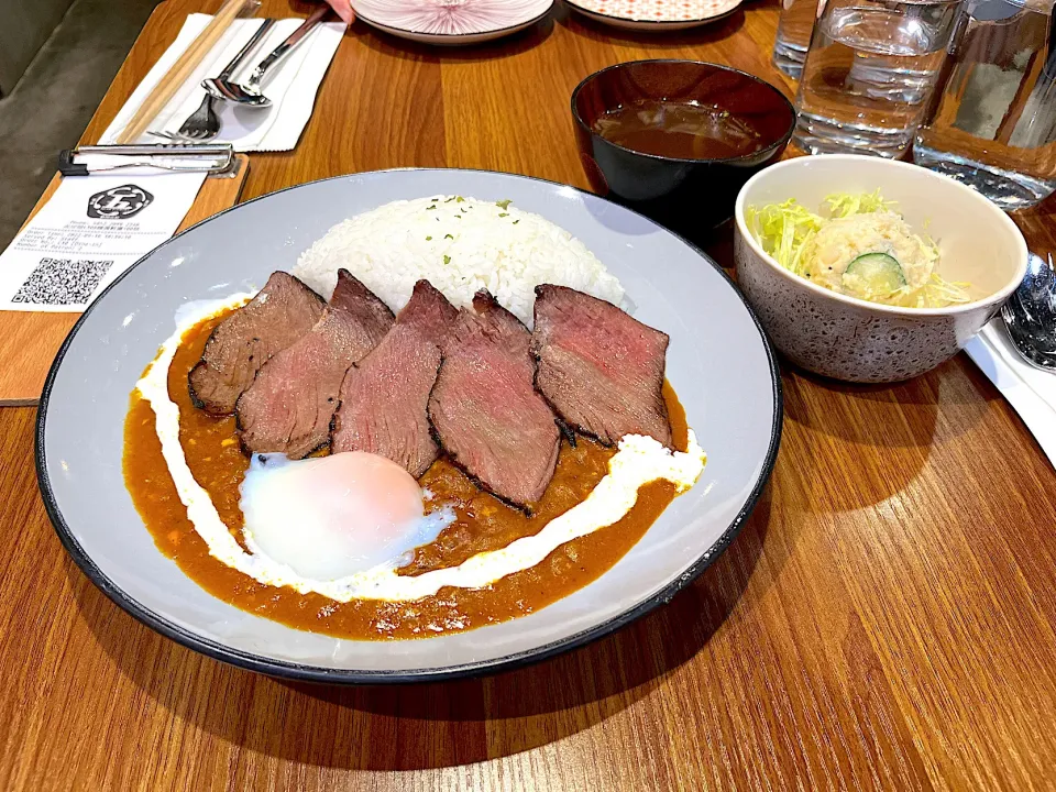 US wagyu curry with rice with onsen tamago, salad and miso soup|skyblueさん