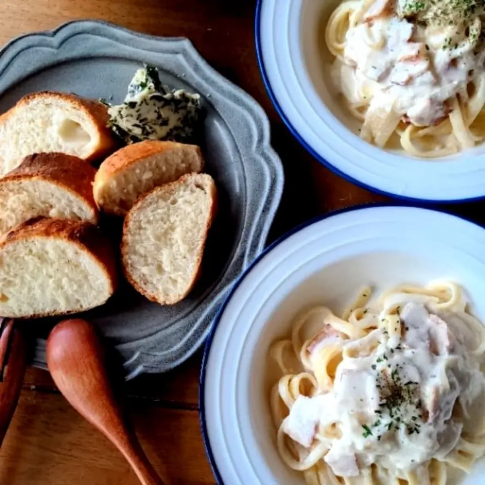 休日ランチ🍀

ベーコンクリームパスタ
自家製バケット
バジルバター♡|さらママさん