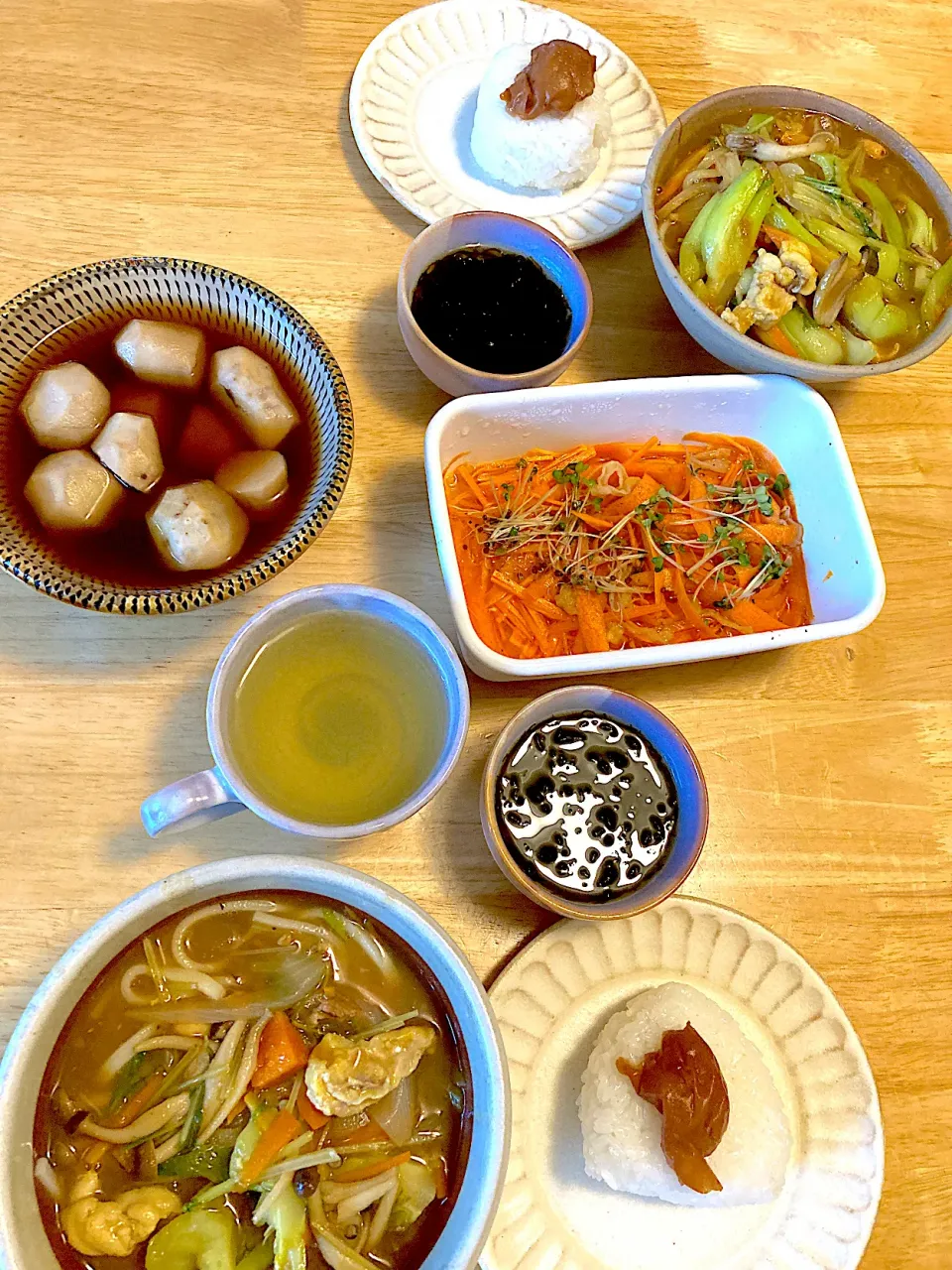 Snapdishの料理写真:カレーうどん❤️人参のラペ❤️モズク黒酢❤️里芋の煮物❤️黒糖梅干しおにぎり❤️知覧茶|さくたえさん