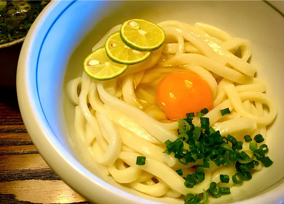 昨日はｶｯﾌﾟうどん！そして今日は      「釜玉ぶっかけうどん」(すだち添え)|mottomoさん