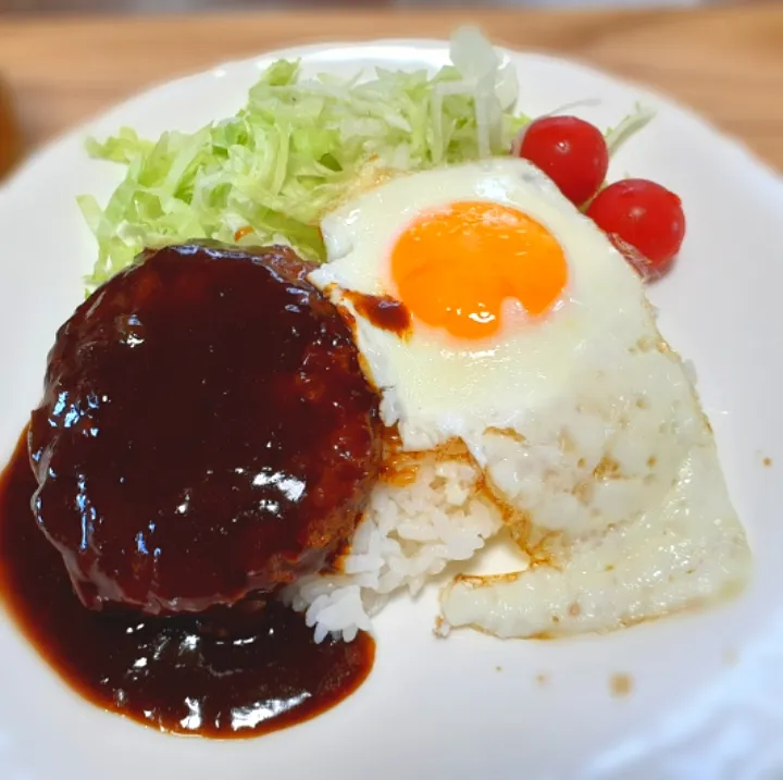 Snapdishの料理写真:休日ランチ☀️🍴
　ロコモコ丼|びせんさん