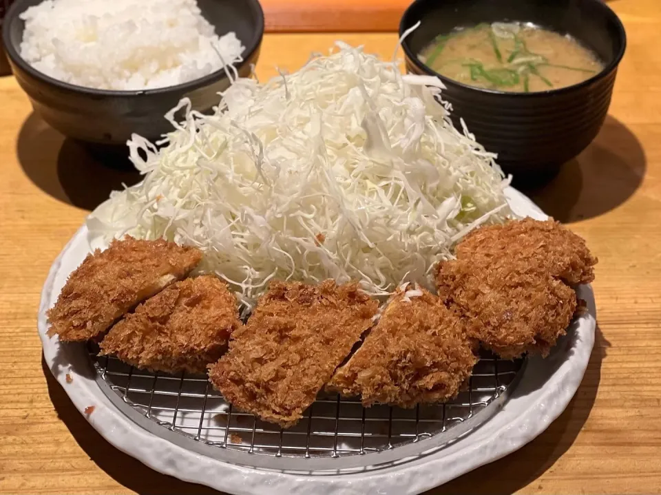 Snapdishの料理写真:豚屋とん一　ヒレかつ定食|ddr3rdmixさん