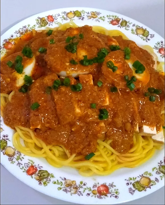 Noodle with sweet and spicy peanut sauce / Rojak mee with egg, chicken & toufu.|Harlina  (Malaysia)さん