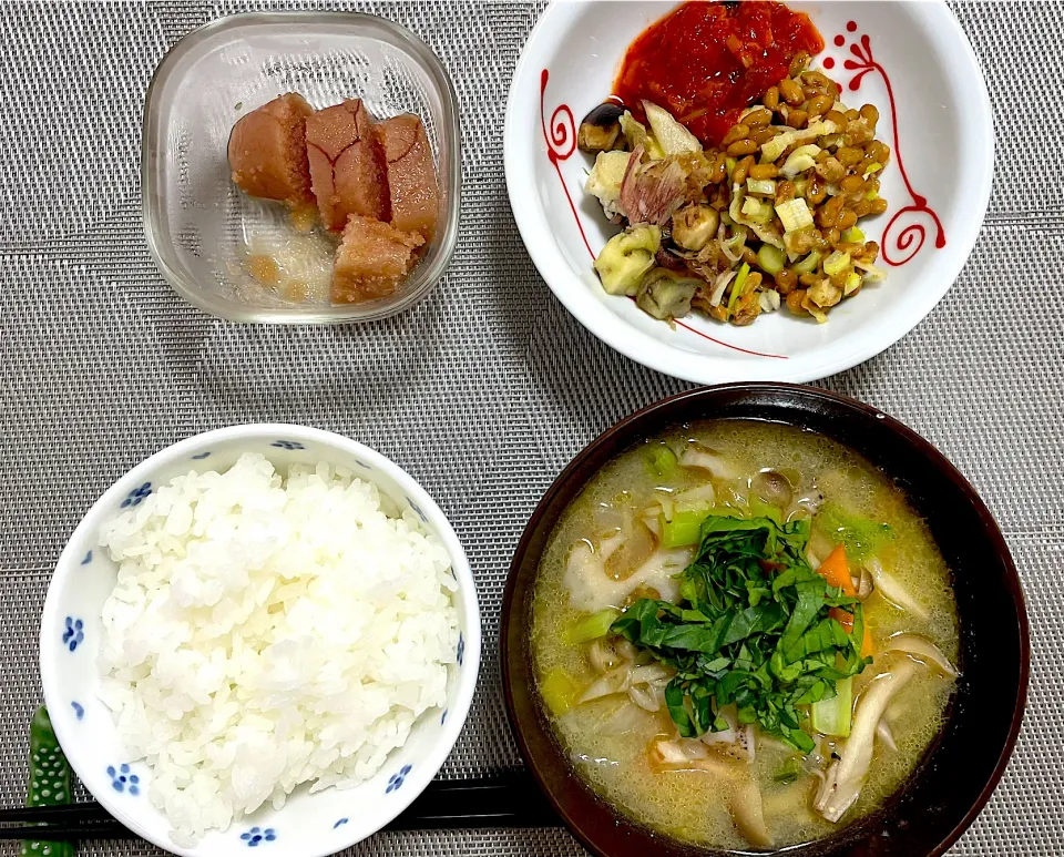 ごはんドロボー盛り合わせとベーコン豚汁定食|morimi32さん