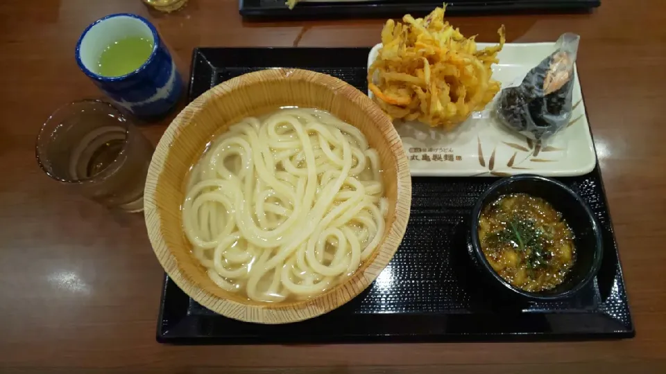 釜揚げうどん(並)&野菜かき揚げ&鮭おにぎり(丸亀製麺。昼飯)|enarinさん