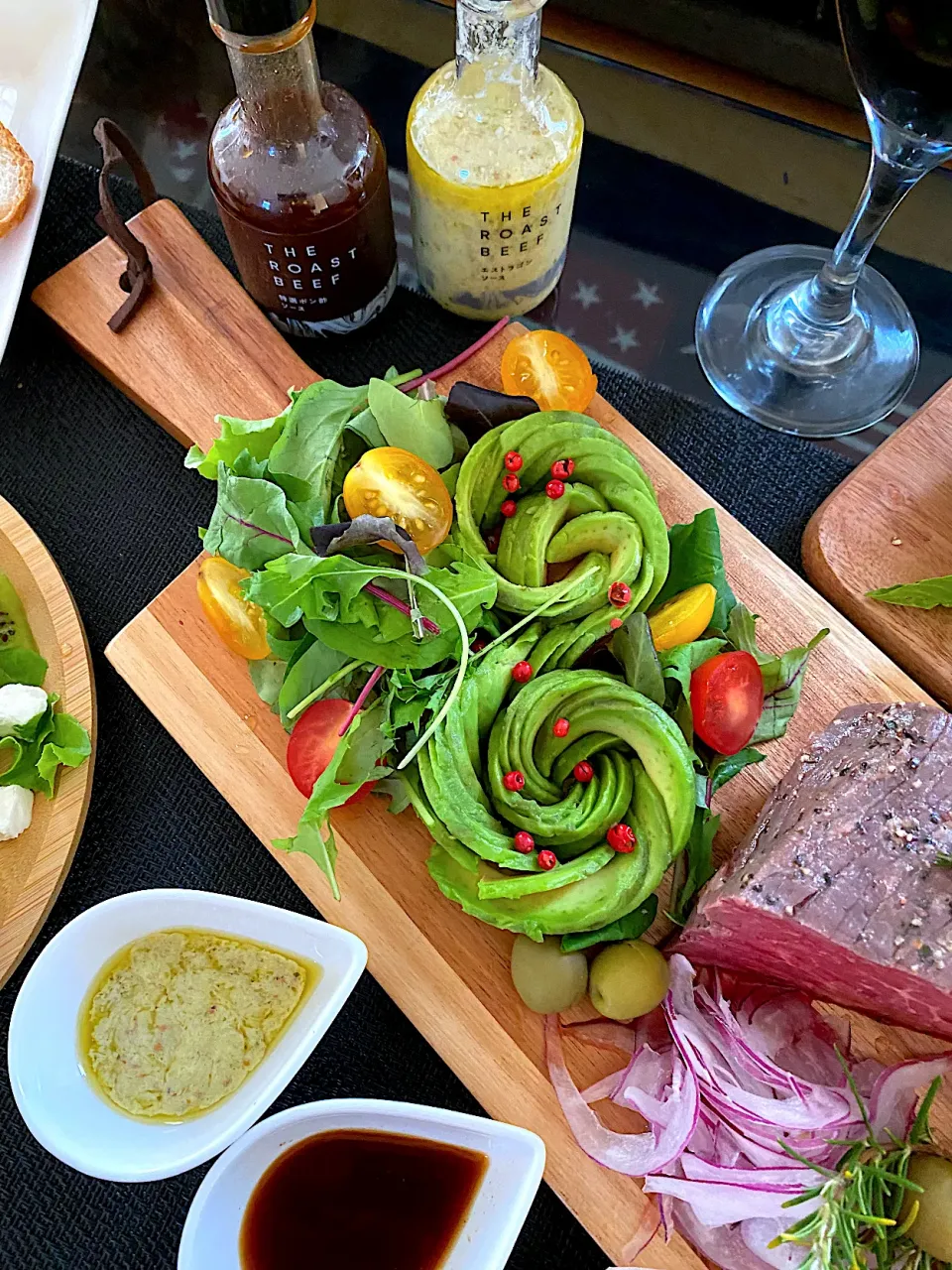 ゆかりさんの料理 ローストビーフ&サラダプレート #アボカドローズ|ゆかりさん