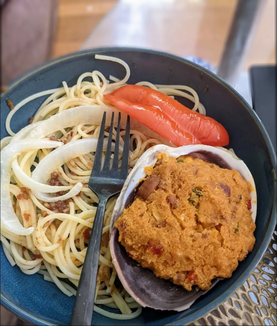 stuffed Portuguese clams, red bell pepper, spaghetti with balsamic chili drizzle|Cailin Kさん