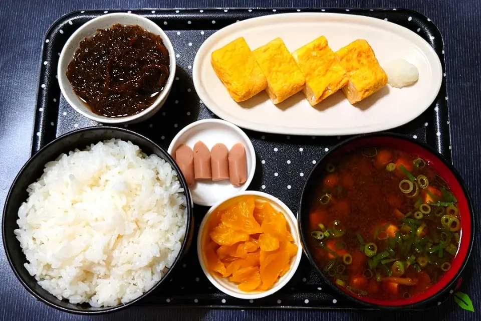 今日の朝ごはん（ごはんは福井県産いちほまれに玉子焼き、もずく、ツナソーセージ、赤だしのふぐのみそ汁、大根つぼ漬）|Mars＠釜飯作り研究中さん