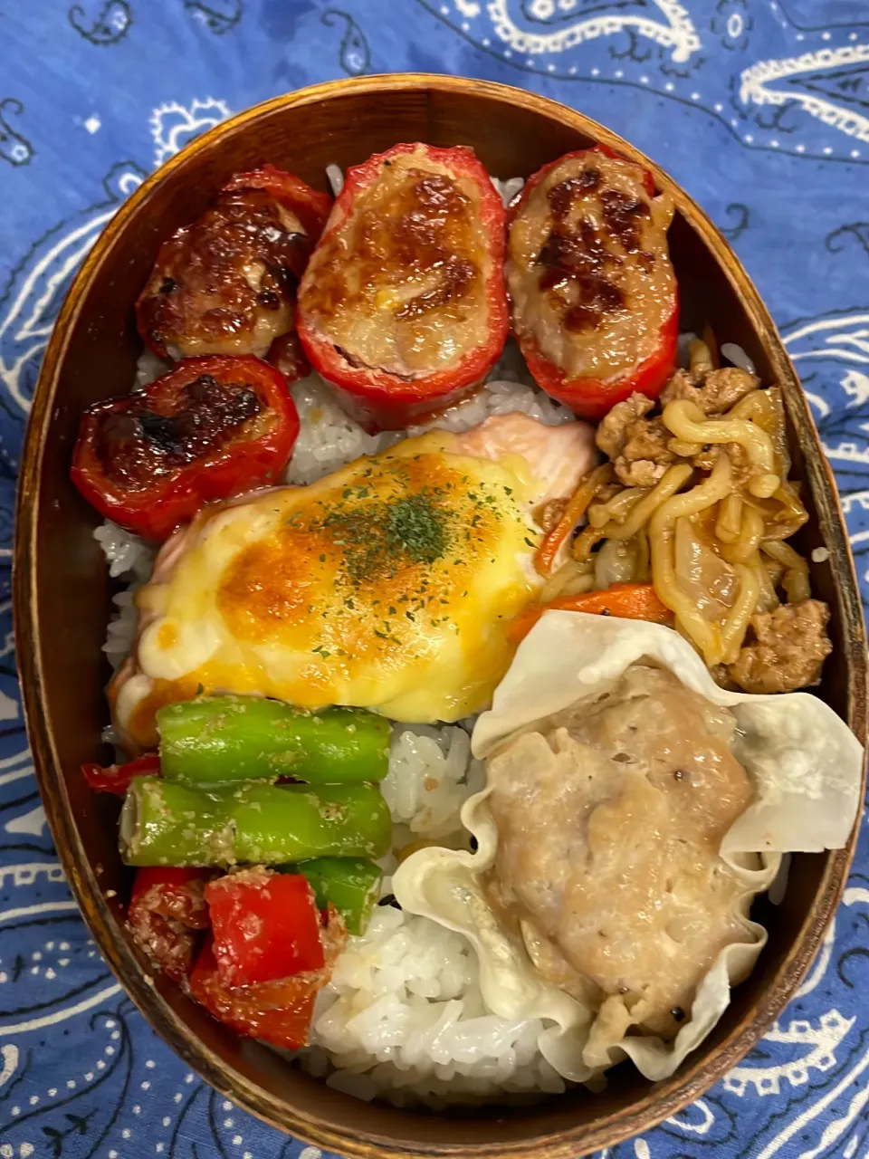 Snapdishの料理写真:ピーマン肉詰め、鮭チーズ、、インゲン胡麻和え、焼売、焼そば|ちあぽんさん