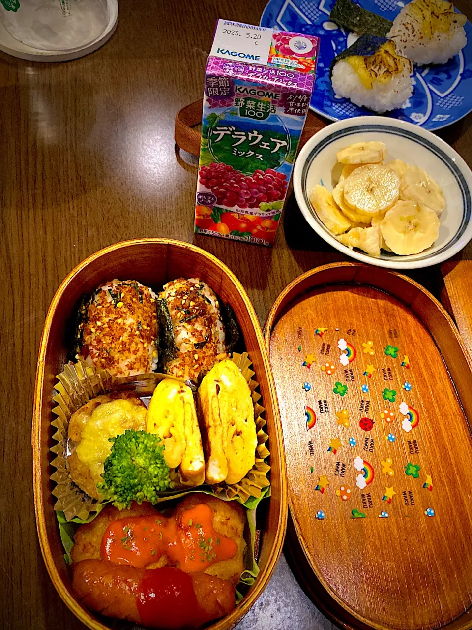 Snapdishの料理写真:お弁当🍱　おむすび　鰹ふりかけ　焼き海苔　出し巻き卵　チーズハンバーグ　蒸しブロッコリー　フライドチキン　オーロラ辛ソース　ソーセージソテー　トマトソース　デラウェア野菜ジュース　麦茶　バナナヨーグルト　炙りチーズおにぎり　ココアオレ|ch＊K*∀o(^^*)♪さん