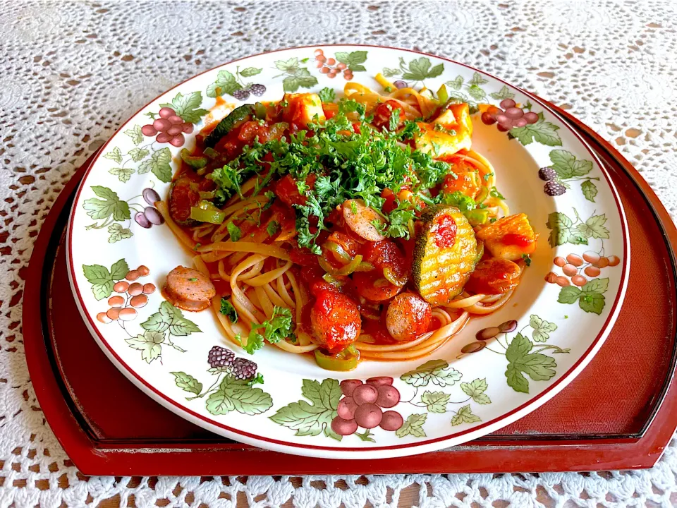 ソーセージとイカのトマトソースのフィットチーネ|ひろゆきさん