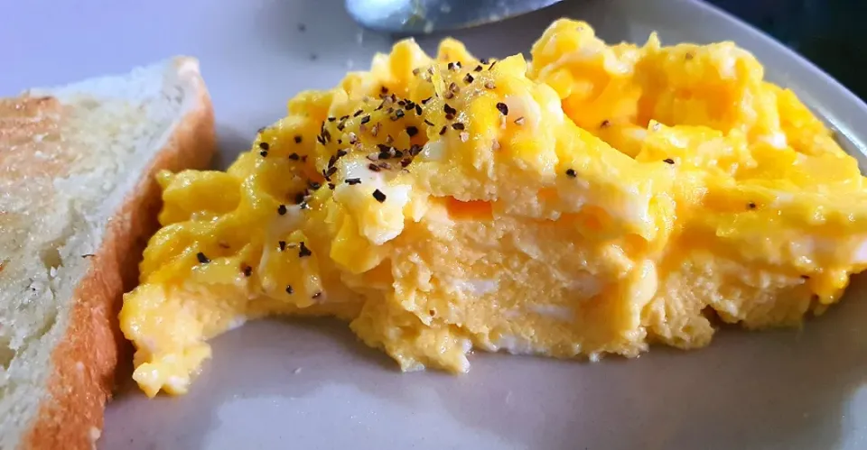 Good morning scrambled eggs with butter sugar toast... 😋 💕|🌷lynnlicious🌷さん