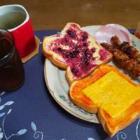 ハムチーズトーストと温めたお惣菜の焼き鳥(朝ご飯)