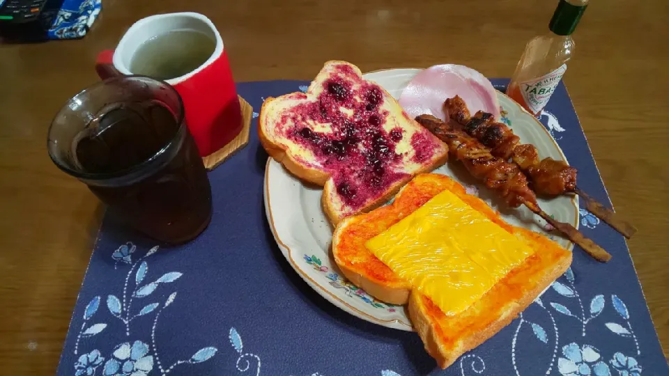 ハムチーズトーストと温めたお惣菜の焼き鳥(朝ご飯)|enarinさん