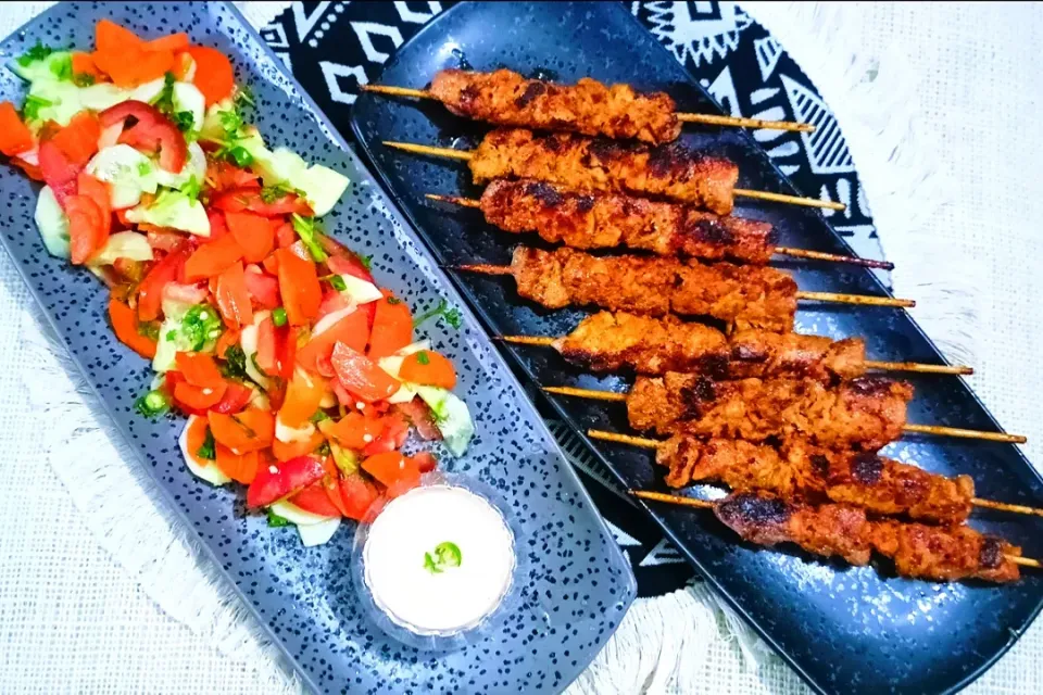 Snapdishの料理写真:Siracha Chicken Kabab With mixed fresh salad|Happy Green Bowlさん