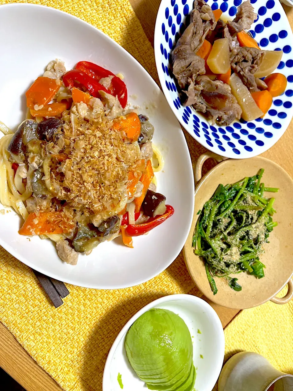 Snapdishの料理写真:牛すじ煮込み、焼きうどん、つるむらさきのおひたし、アボカド🥑|1614さん