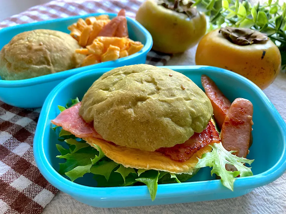 ＊青汁バンズの月見ベーコンバーガー🍔ちびたんとべびたんの幼稚園お弁当＊|＊抹茶＊さん