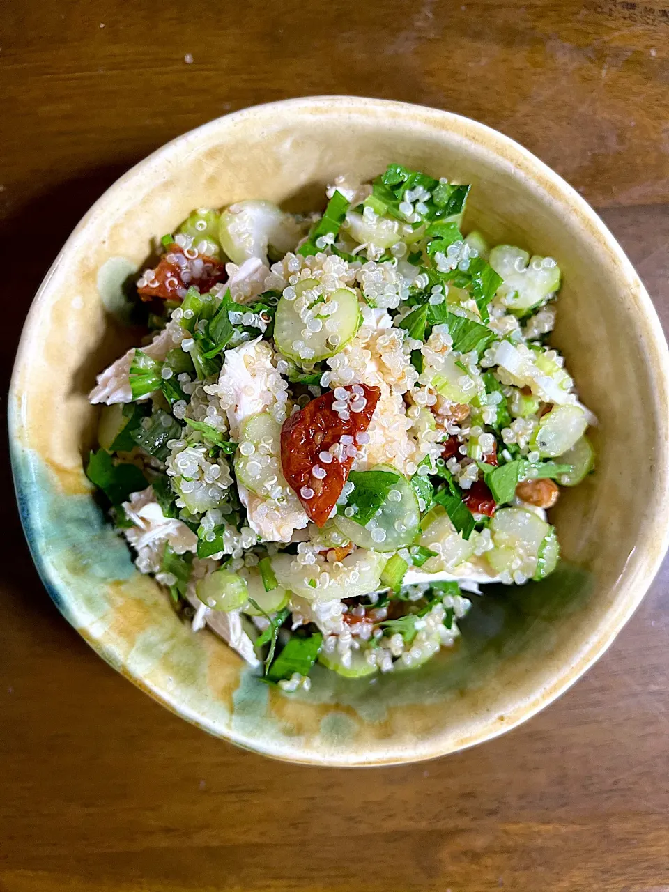 Insalata di sedano, pomodori secchi sott’olio e pollo e quinoa🥬|aястасияさん