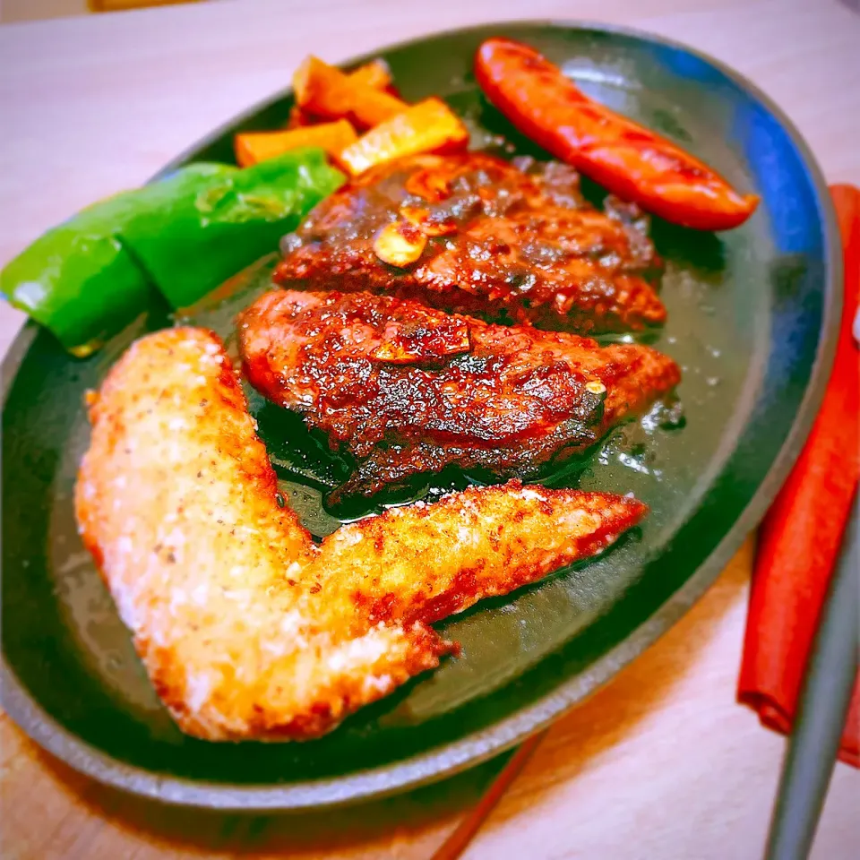 グリルディナー　　牛ステーキ🥩　手羽先🍗　ポークソーセージ🥓|Sの食卓さん