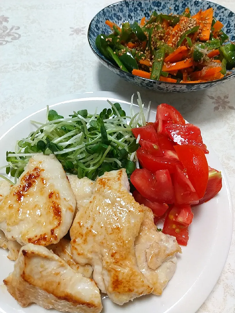 Snapdishの料理写真:☆今日の晩ごはん☆ 鶏胸肉の塩こうじ焼き ピーマンおかか炒め|hamamaさん