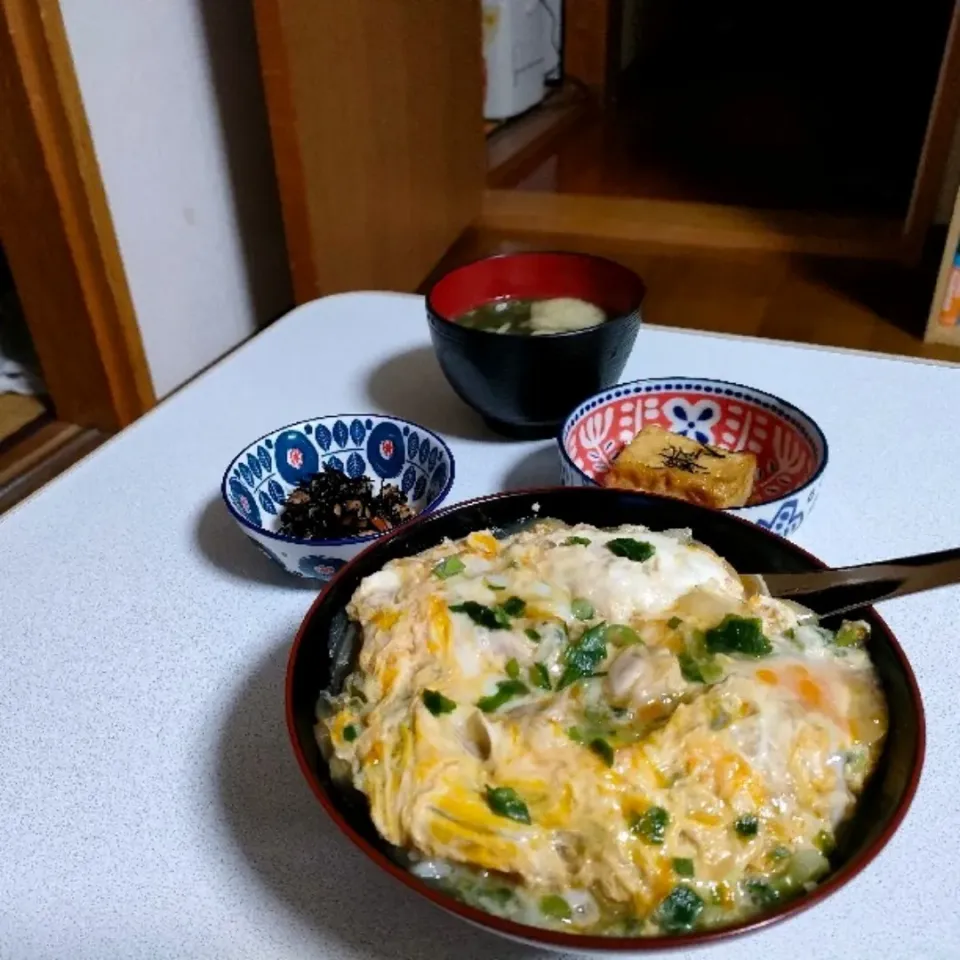 Snapdishの料理写真:親子丼
揚げ出し豆腐
ひじきの煮物
松山あげのみそ汁。|ariyo4200さん