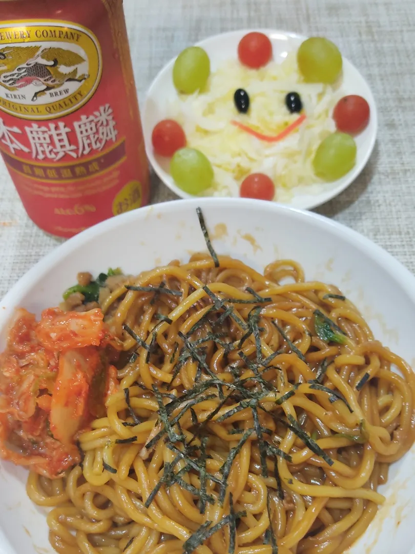 ジャージャー麺って何だったっけ？

調べてみると、ひき肉と麺を甘辛ソースで炒めたものらしい。
汁なし麺であることから、麺の食感が重要との事。
シークヮーサーなどの柑橘類が合いそうです。
ビールもね。|Rピージャーさん