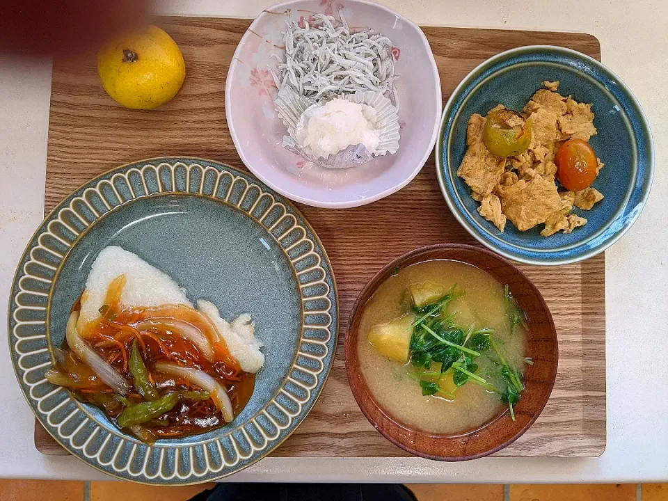 カレイの野菜甘酢あんかけ、さつまいもの味噌汁、トマトと卵の中華炒め、釜揚げしらす|しょこらさん