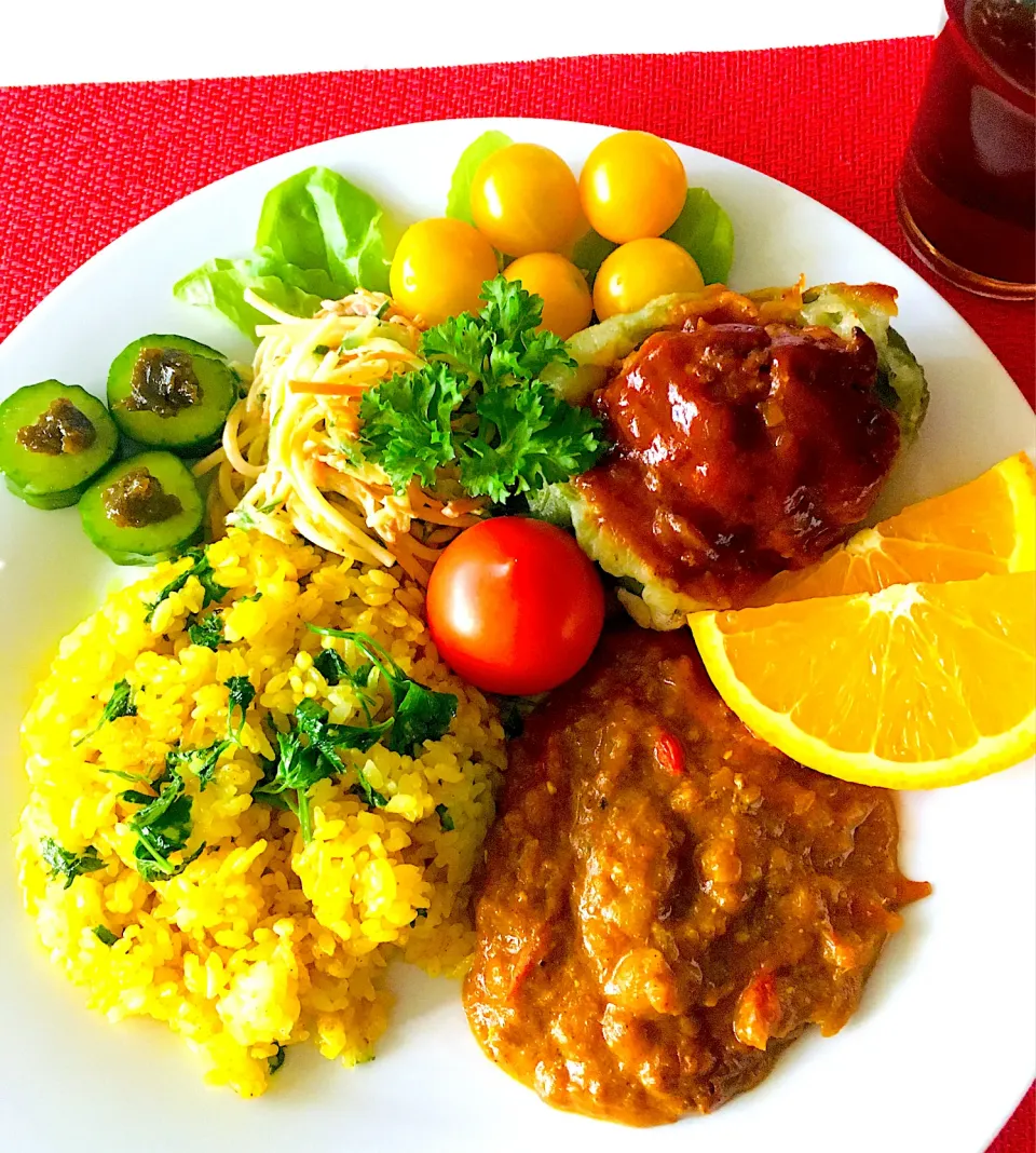 Snapdishの料理写真:幸せ朝ごはん^ - ^💕ターメリックチャーハンとスパイスチキンカレー🍛胡瓜激辛紫蘇味噌、スパゲティサラダ、ピーマン肉のせ💖|HAMI69さん