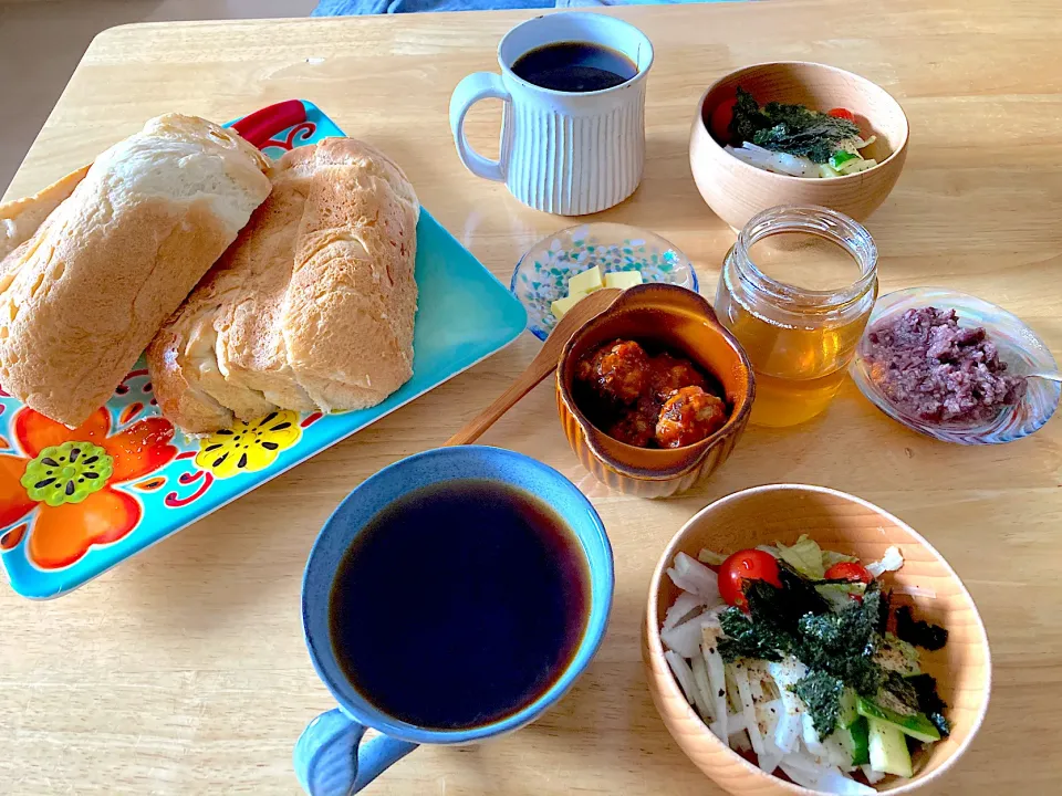 Snapdishの料理写真:朝焼き食パン🍞(発酵あんこ、蜂蜜、バターなどトッピングして)♡大根のサラダ♡ミートボール♡珈琲|さくたえさん