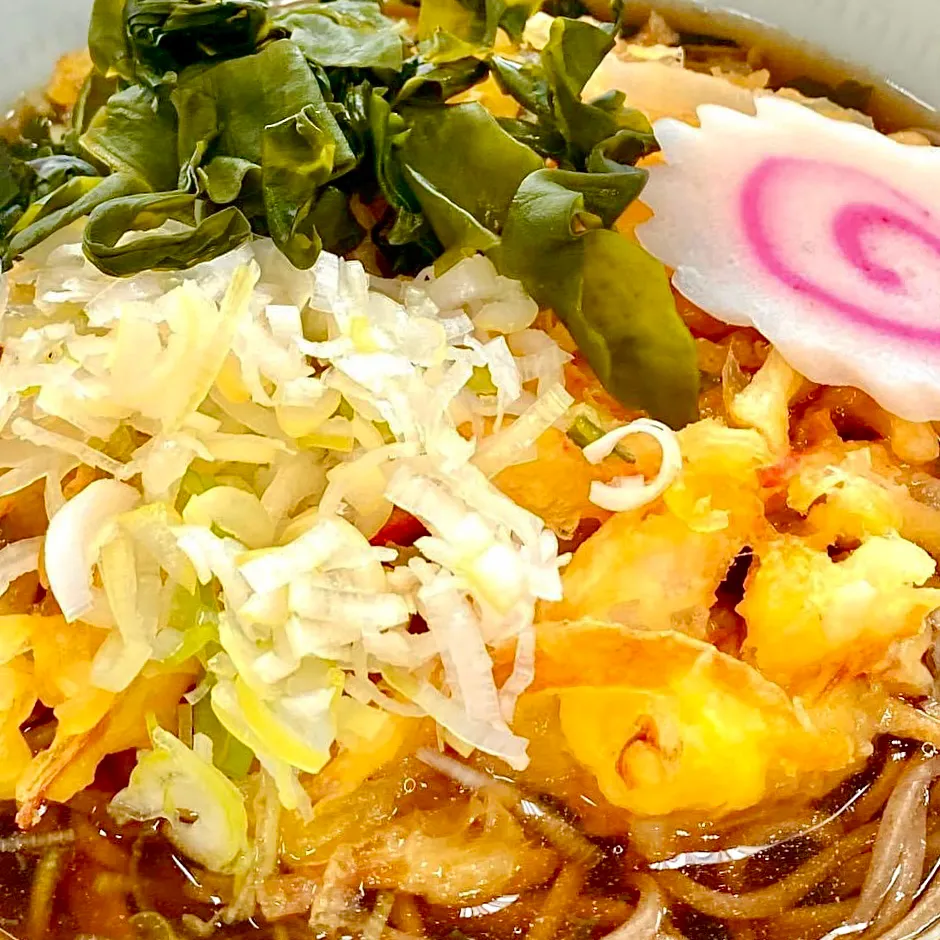 Snapdishの料理写真:冷たい雨だから 熱々お蕎麦で昼ごはん・・|ばくあんしゃさん