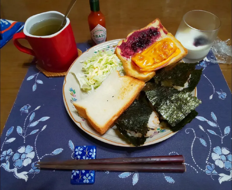 Snapdishの料理写真:サンドイッチとトーストとおにぎり(昼飯)|enarinさん