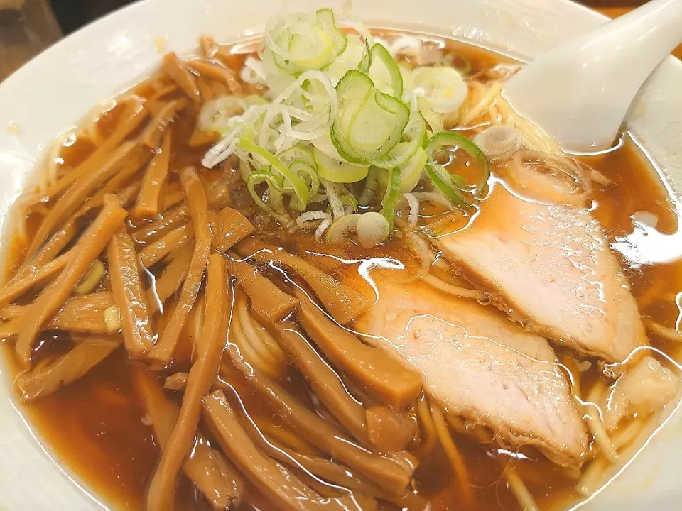 【冷やし中華は9/30まで】
中華そば 共楽
竹の子そば(葱多め、950円)
＋麺大盛(50g、50円)
@銀座2分、銀座一丁目、東銀座
(JR有楽町駅から徒歩6分)
22206|大脇さん