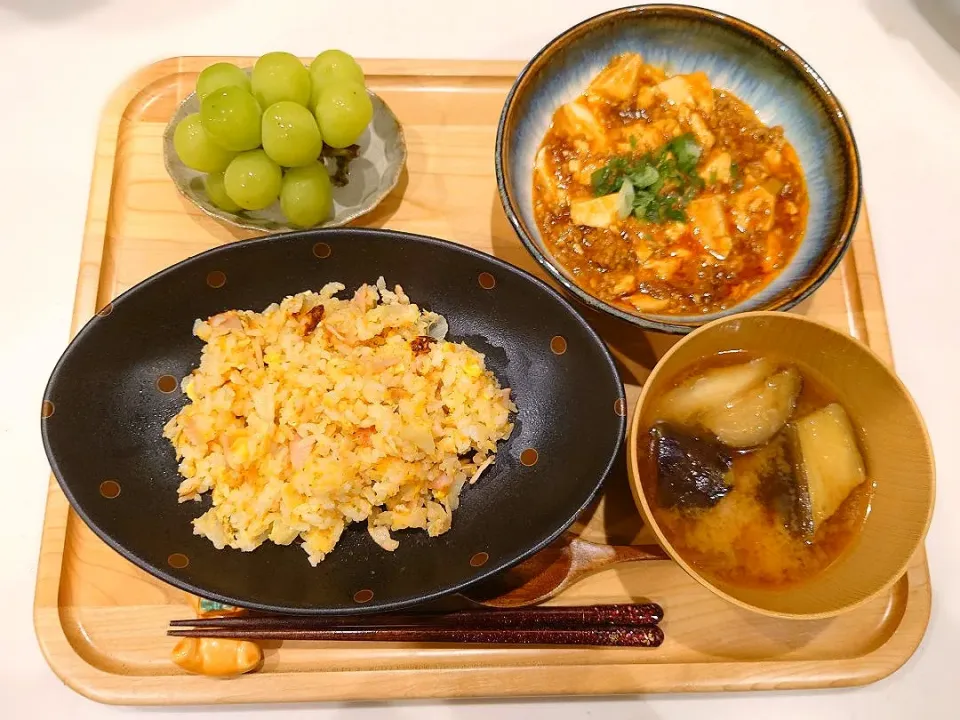 キャベツとハムの炒飯、麻婆豆腐、なすとネギの味噌汁、シャインマスカット|sorsmdさん