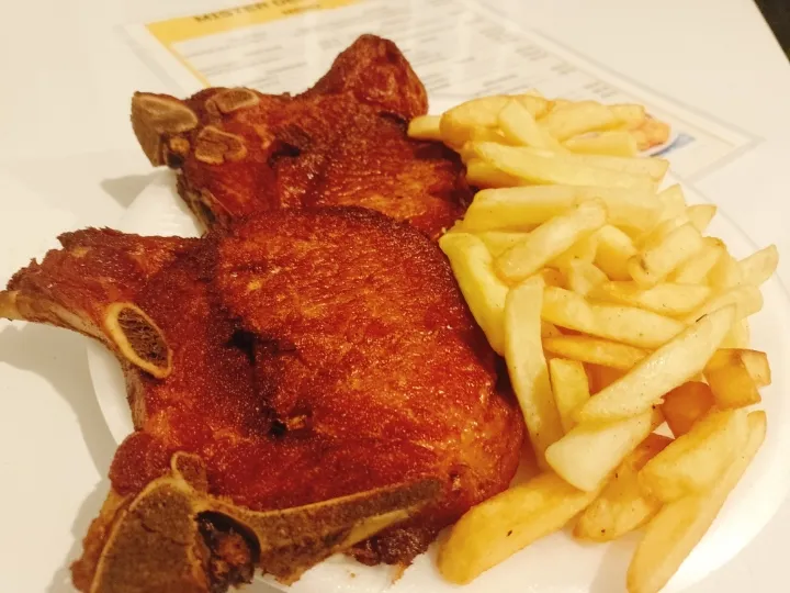 chuletas de cerdo fritas en papas toscanas|Vladimir Monsantoさん