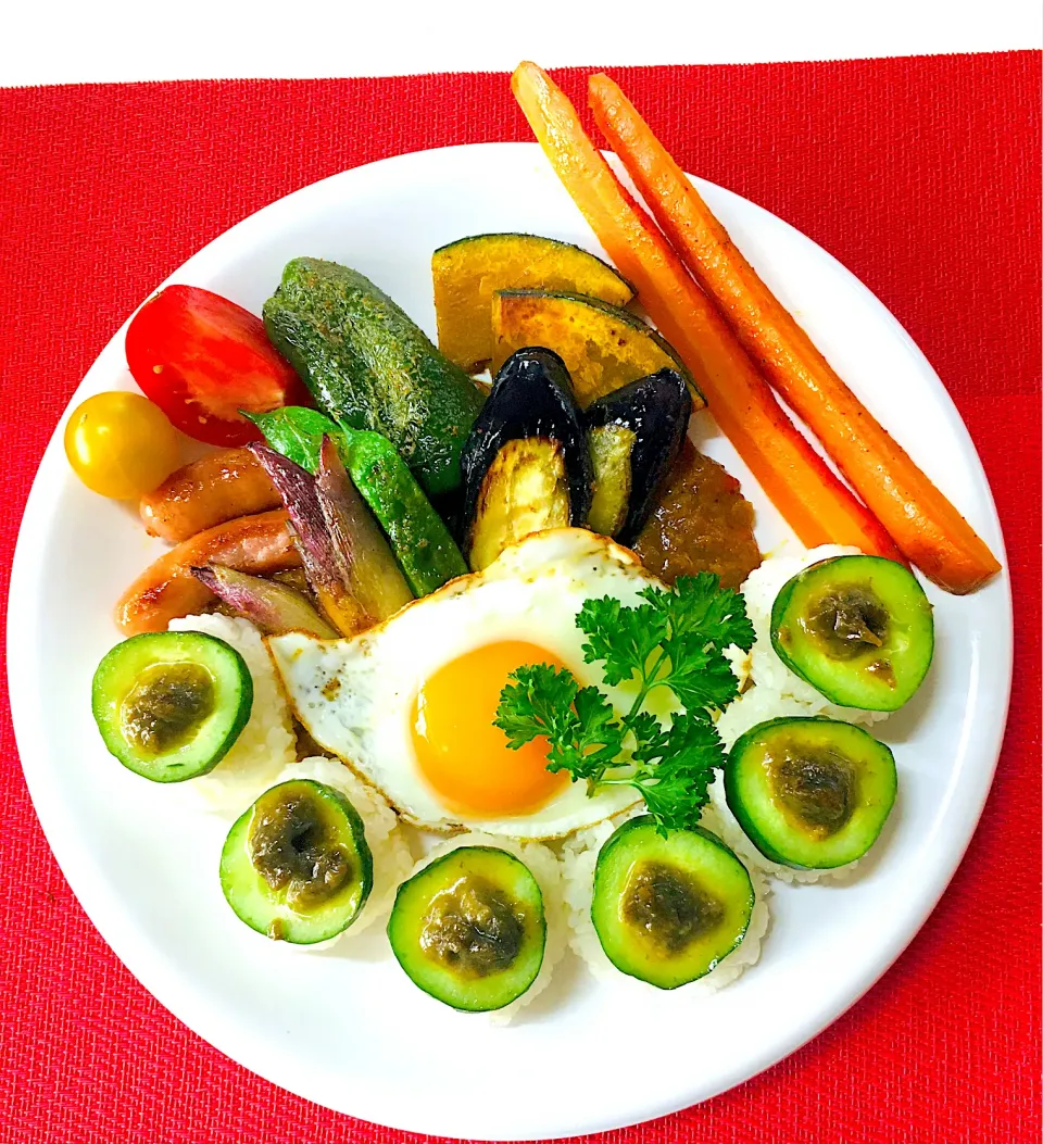 たっぷりグリル野菜のスパイスカレー🍛小さなおにぎりに紫蘇味噌胡瓜🥒乗せてみました笑笑👍|HAMI69さん