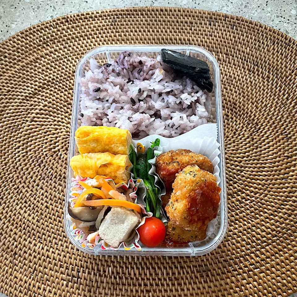 黒米ごはんに塩昆布、卵焼き、切り干し大根と高野豆腐煮、ほうれん草おかか、ミニトマト、鶏トマトソース|しーさん