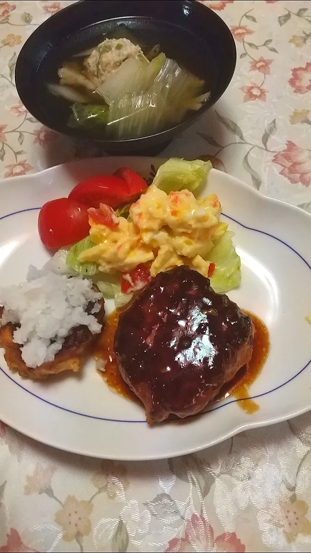 鶏団子3種　シヨウガダレ　大根おろし
　
鳥ミンチ　長ネギ　豆腐4イチ
🍅　たまごサラダ　片栗粉|みやちゃんさん